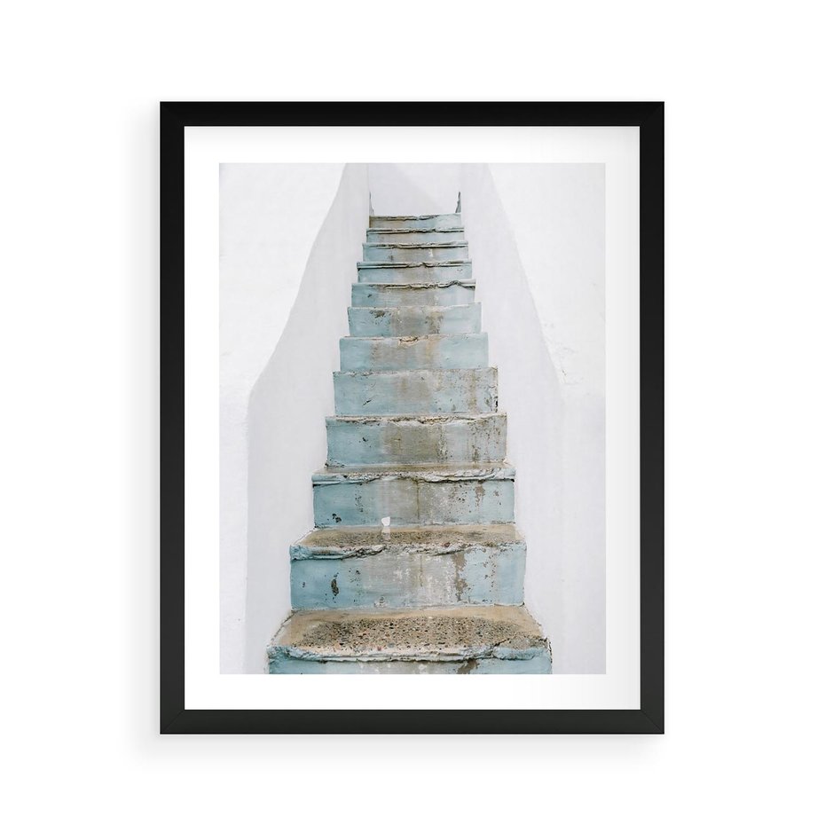 Plakat w ramie 40x50 - Niebieskie Schody Santorini - stare kamienne schody, niebieskie schody - rama czarna