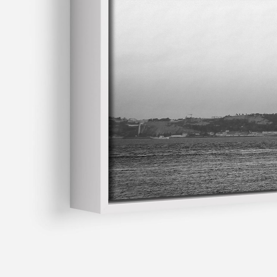 Obraz w ramie 120x80 - Majestatyczny Most - czarno biała fotografia, czerwony stalowy most nad rzeką - rama biała