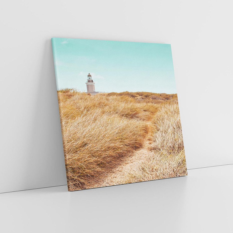 Obraz na płótnie 80x80 - Tajemnicza Ścieżka - latarnia morska w oddali, suche trawy
