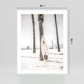 Plakat bez ramy 40x50 - Plażowy Relaks - deska surfingowa, oparta o palmę