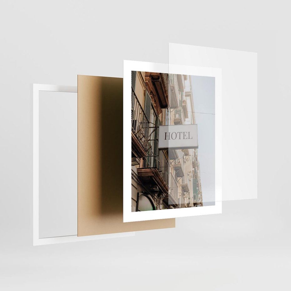 Plakat w ramie 40x50 - Magiczne Spacery - hotel, uliczka - rama biała