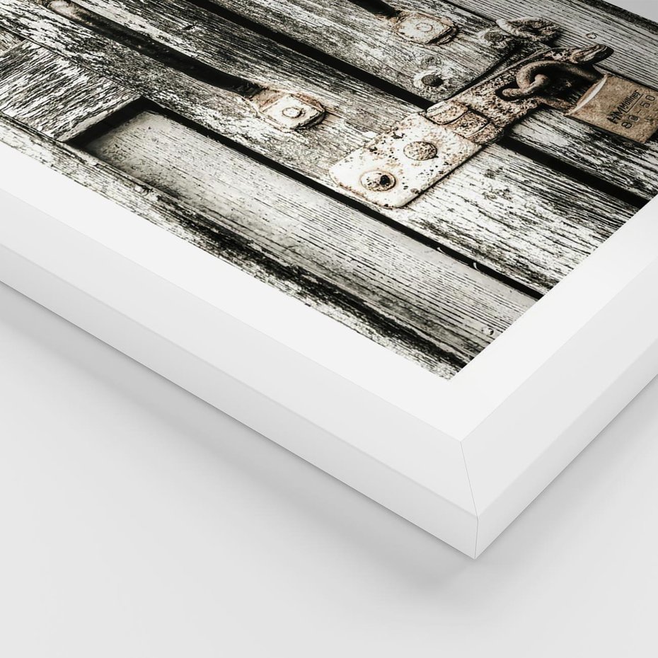 Plakat w ramie 40x50 - Retro Drzwi: Zamknięta Tajemnica - stare drzwi, kłódka - rama biała