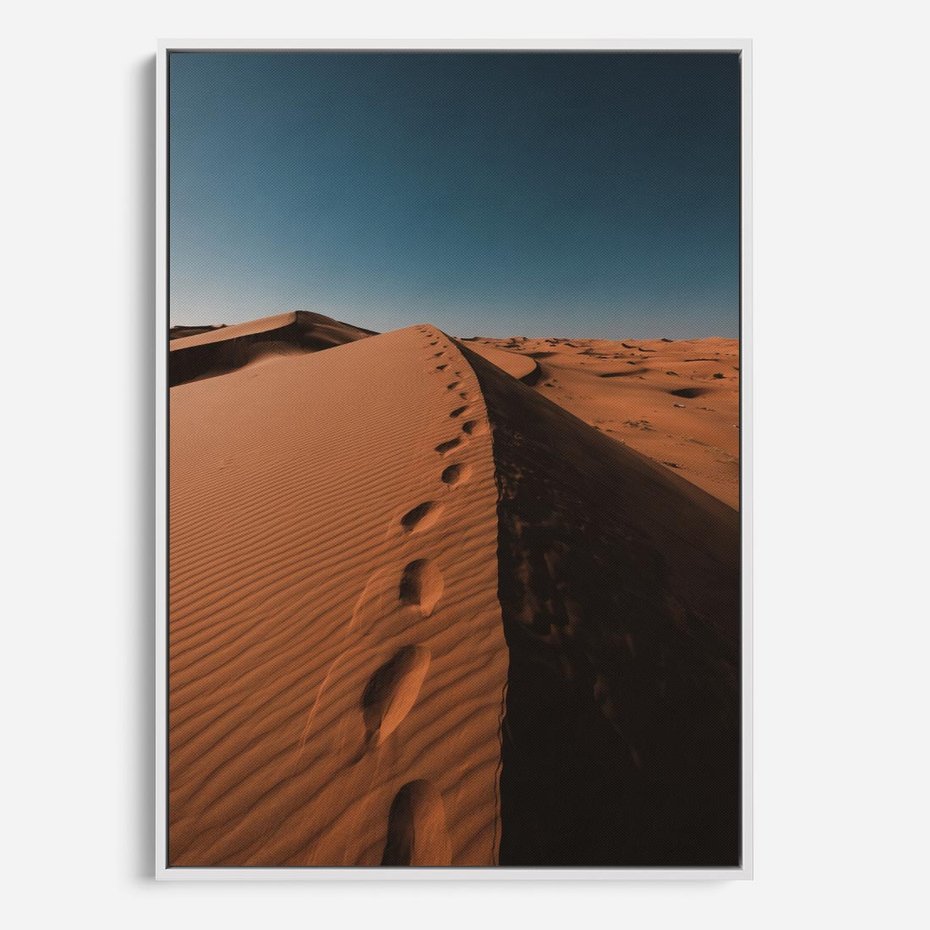 Obraz w ramie 50x70 - Piasek pustyni w ogniu - pustynia, piasek - rama biała