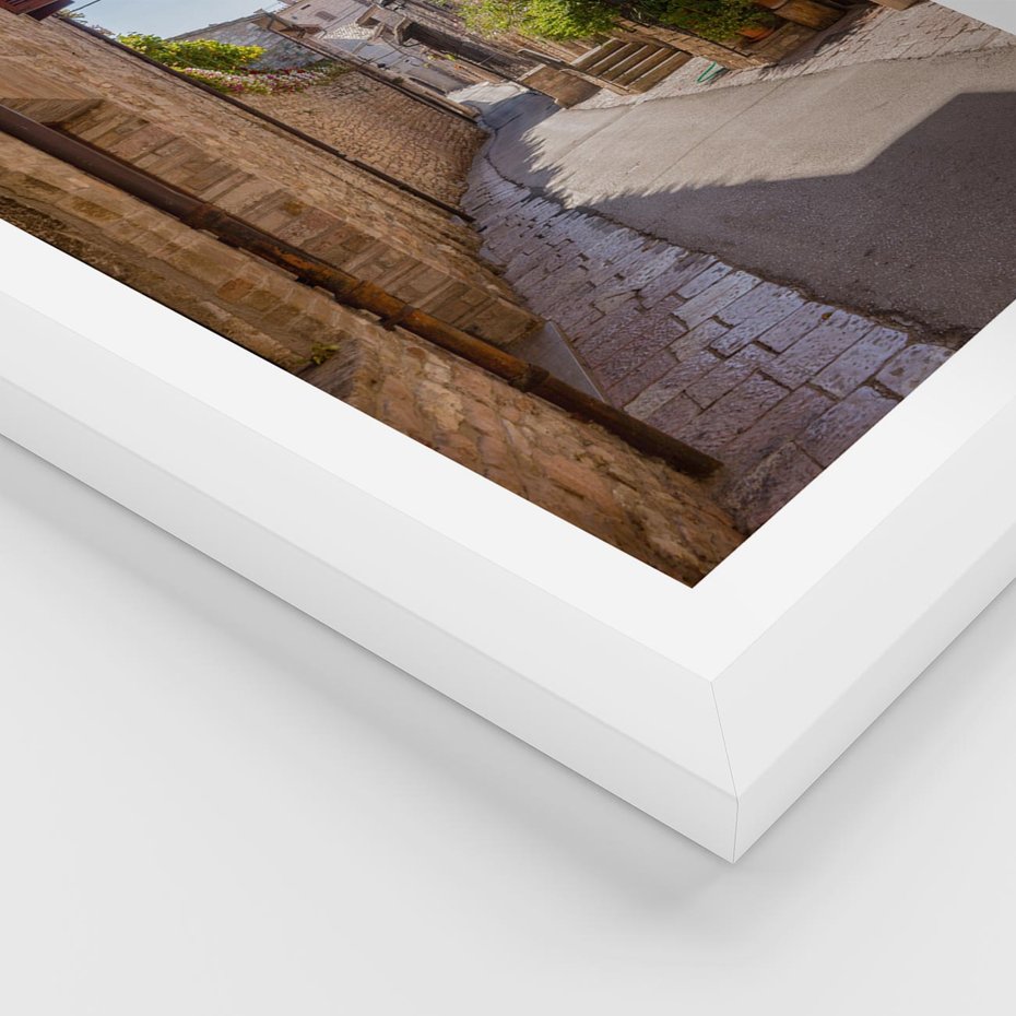 Plakat w ramie 30x40 - Uliczka Wakacyjnego Miasteczka - uliczka, wakacje - rama biała