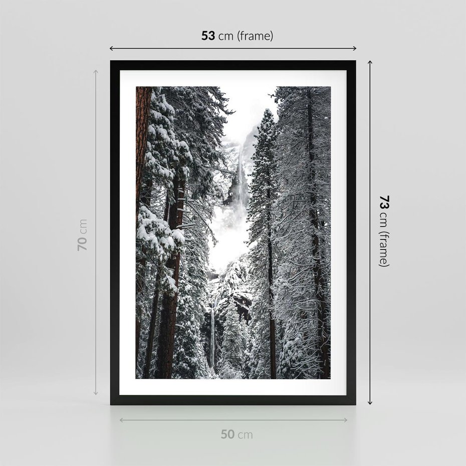 Plakat w ramie 50x70 - Cicha Magia Zimowego Lasu - zimowy las, ośnieżone drzewa - rama czarna