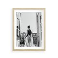 Plakat w ramie 30x40 - Poranki w Paryżu - czarno białe zdjęcie, kobieta w prześcieradle na balkonie - rama drewno