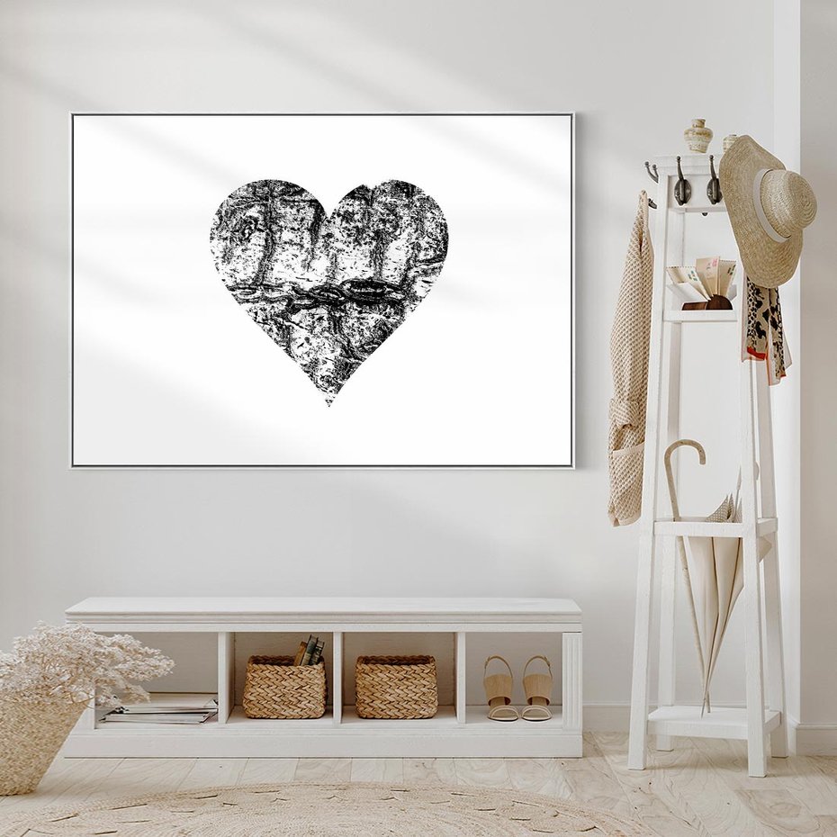 Obraz w ramie 100x70 - Drzewo Serca - czarne serce, tekstura jak kora drzewa - rama biała