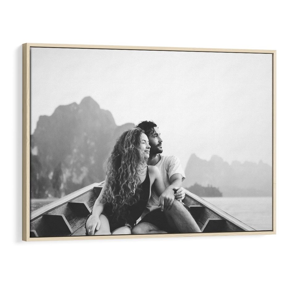 Obraz w ramie 100x70 - Księga mglistych marzeń - czarno biała fotografia, para zakochanych w łodzi - rama drewno