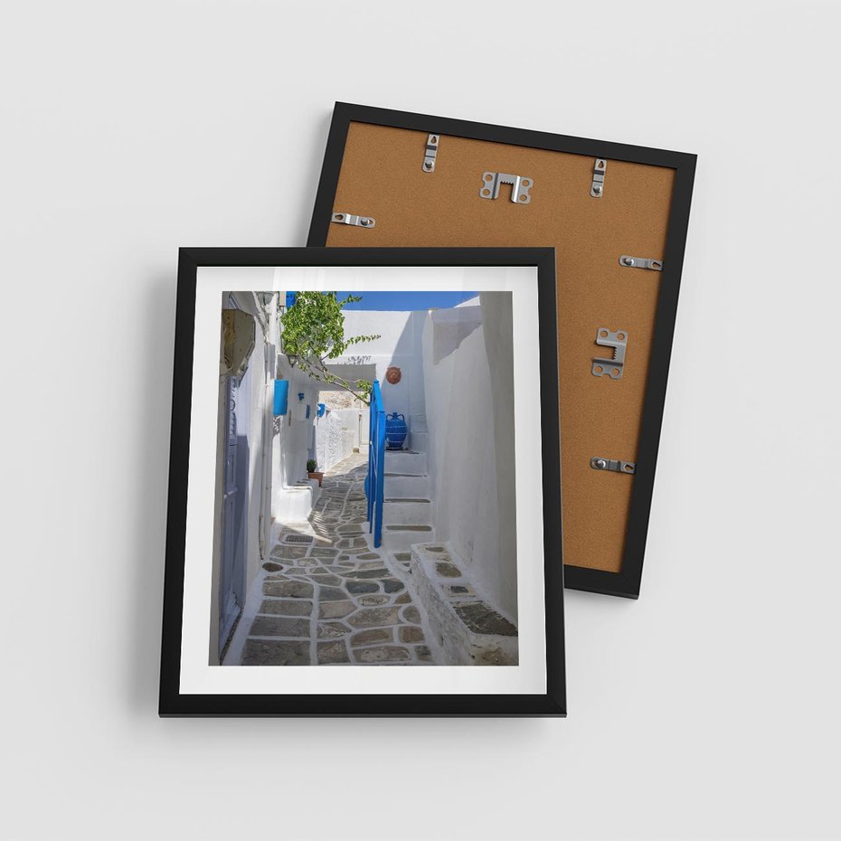Plakat w ramie 40x50 - Uroki Santorini: Perspektywiczna Uliczka - uliczka, perspektywa - rama czarna