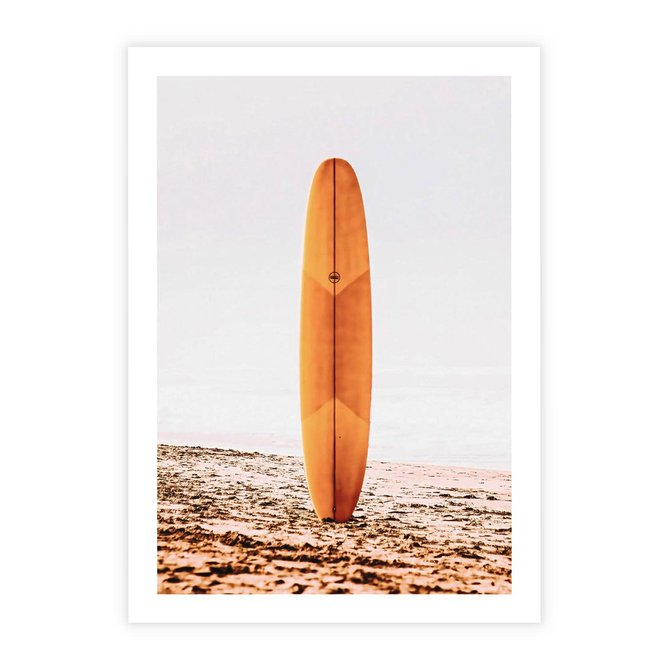 Plakat bez ramy 30x40 - Deska w Piasku: Gotowa na Fale - plaża, pomarańczowa deska surfingowa wbita w piasek