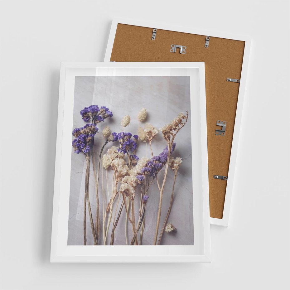 Plakat w ramie 50x70 - Błękitno-Biała Harmonia - suszone kwiaty, błekitne - rama biała
