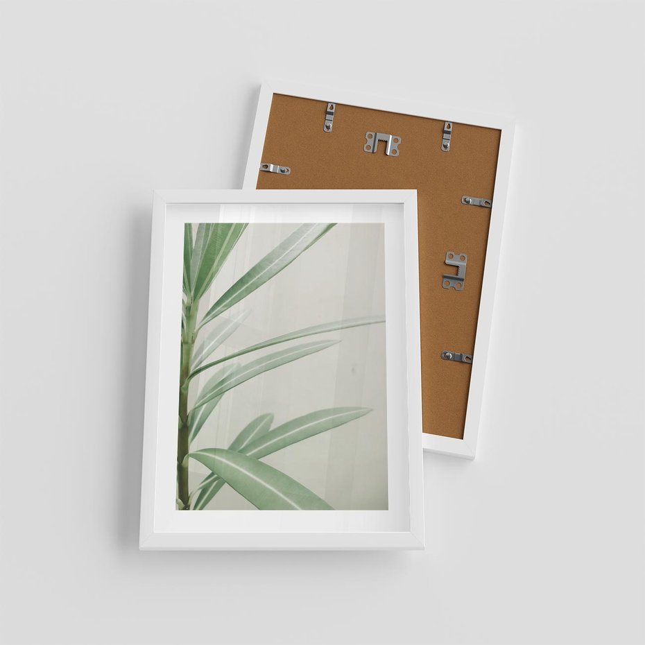 Plakat w ramie 30x40 - Minimalistyczna Tropikalna Harmonia - tropikalna roślina, zielone liście - rama biała