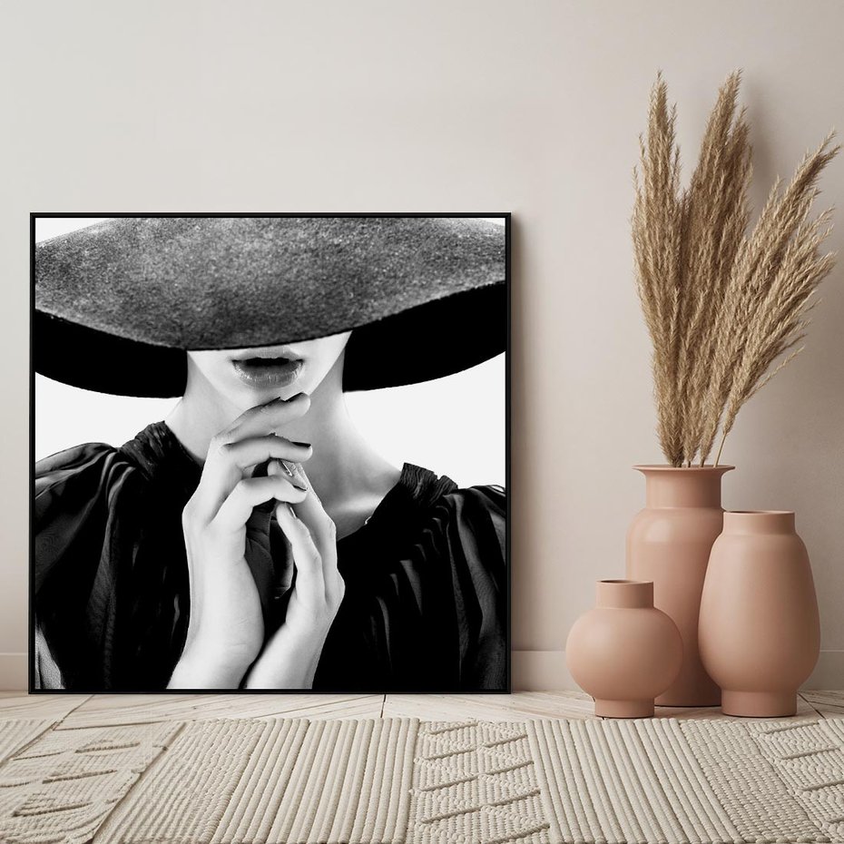 Obraz w ramie 50x50 - Czarna Elegancja - fotografia czarno biała, zbliżenie portret kobiety w czerni - rama czarna