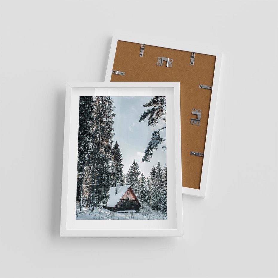 Plakat w ramie 30x40 - Górska Uroda Zimą: Dom w Śniegu - domek w górach, zima - rama biała