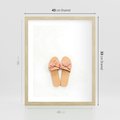 Plakat w ramie 40x50 - Minimalistyczna Moda: Klapki na Białym Tle - klapki, minimalizm - rama drewno