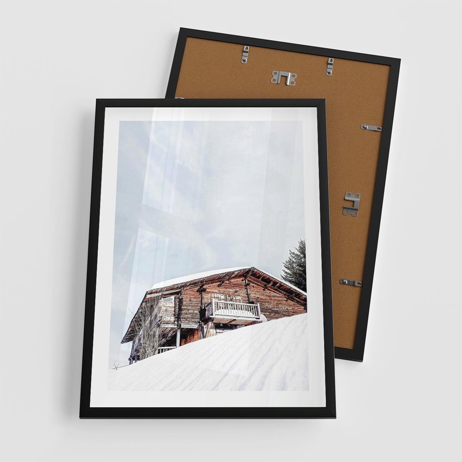 Plakat w ramie 50x70 - Spokój Górskiej Zimy - chatka w górach, domek górski - rama czarna