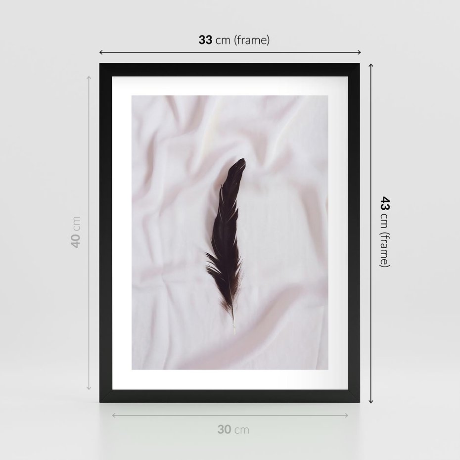 Plakat w ramie 30x40 - Prosta Elegancja - czarne pióro na białej pościeli, minimalizm - rama czarna