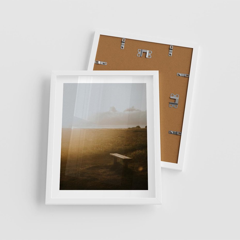 Plakat w ramie 40x50 - Mglisty zachód słońca na ławeczce - mgła, zachód - rama biała