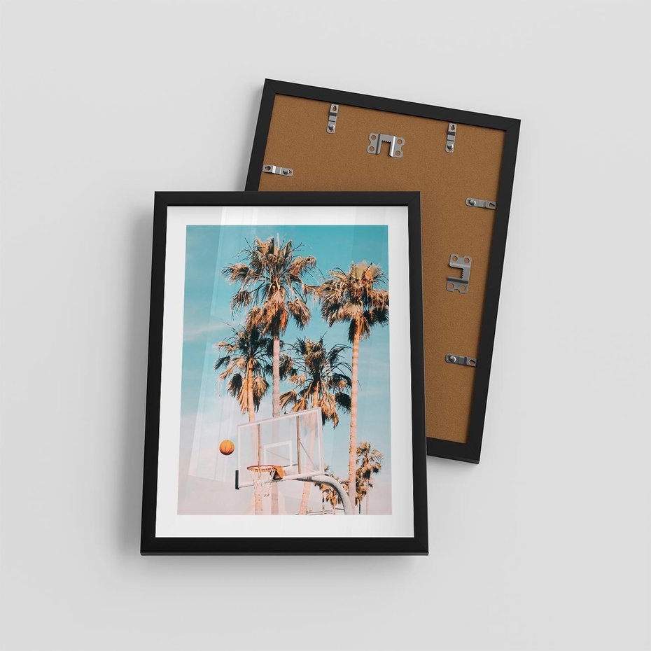 Plakat w ramie 30x40 - Egzotyczna Koszykówka - palmy na tle nieba, koszykówka - rama czarna