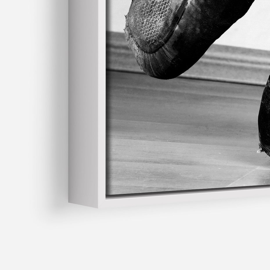 Obraz w ramie 70x100 - Taniec Zmysłów - artystyczne zdjęcie, odcienie szarości - rama biała
