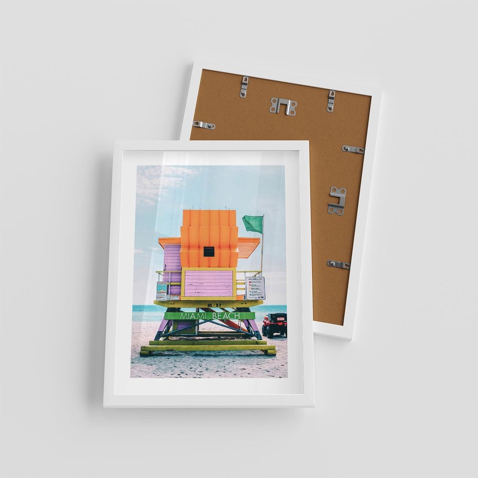 Plakat w ramie 30x40 - Plaża Miami w Słoneczny Dzień - domek ratownika, kolorowy - rama biała