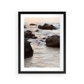 Plakat w ramie 30x40 - Dramatyczna Sceneria: Morze i Skały nad Brzegiem - fale, morze - rama czarna