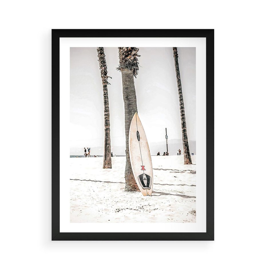 Plakat w ramie 50x70 - Plażowy Relaks - deska surfingowa, oparta o palmę - rama czarna