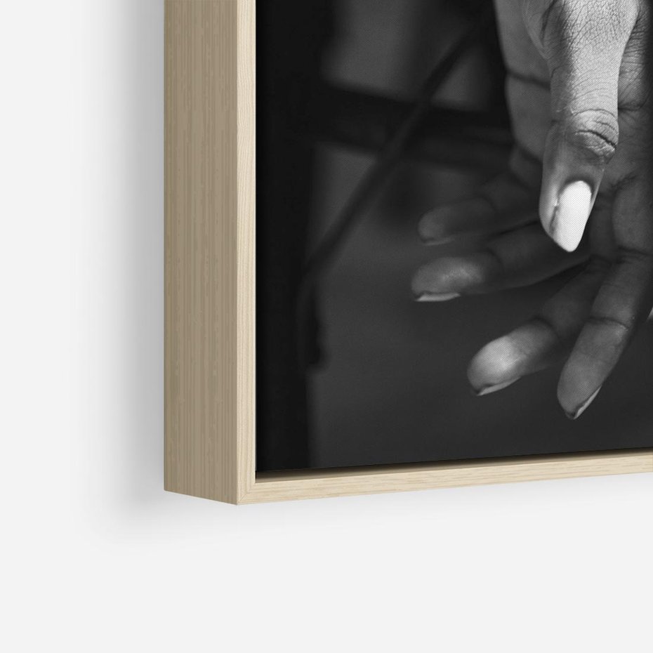 Obraz w ramie 80x80 - Splątane Uczucia - czarno biała fotografia, artystyczna - rama drewno