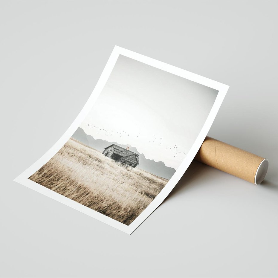 Plakat bez ramy 40x50 - Wiejska Idylla - stary drewniany dom w polu suchej trawy, fotografia