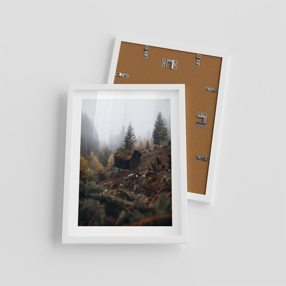 Plakat w ramie 30x40 - Górski las - stary zniszczony domek w górach, góry - rama biała
