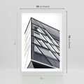 Plakat w ramie 50x70 - Architektura Przyszłości: Czarno-Białe Ujęcie - nowoczesna architektura, czarno białe zdjęcie - rama biała