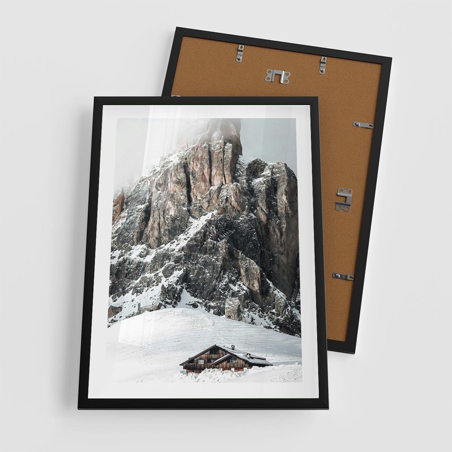 Plakat w ramie 50x70 - Górski Raj z Chatką - górskie szczyty, ośnieżone góry - rama czarna