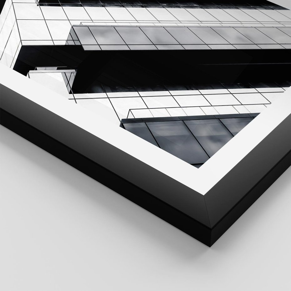 Plakat w ramie 50x70 - Nowoczesna Surowość: Wieżowiec na Czarno-Białej Grafice - architektura, wieżowiec - rama czarna