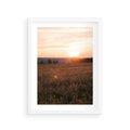 Plakat w ramie 30x40 - Łąka we Wschodzącym Słońcu: Magia Poranka - łąka, krajobraz - rama biała