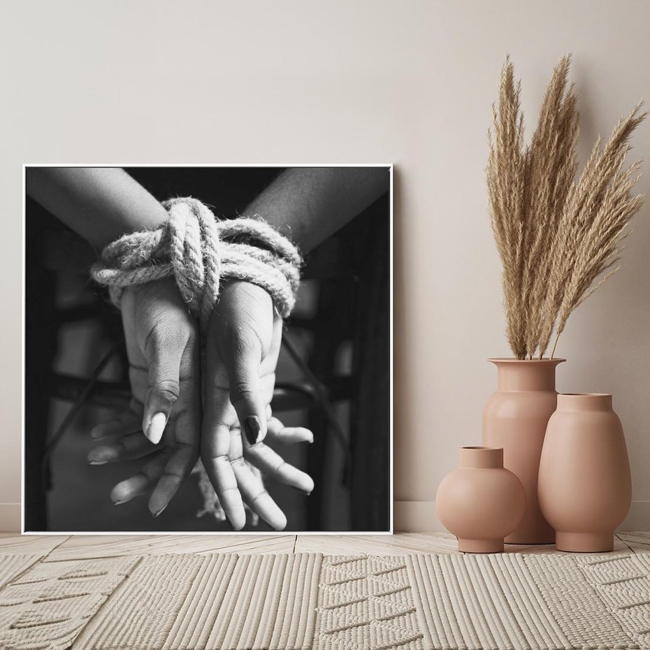 Obraz w ramie 80x80 - Splątane Uczucia - czarno biała fotografia, artystyczna - rama biała