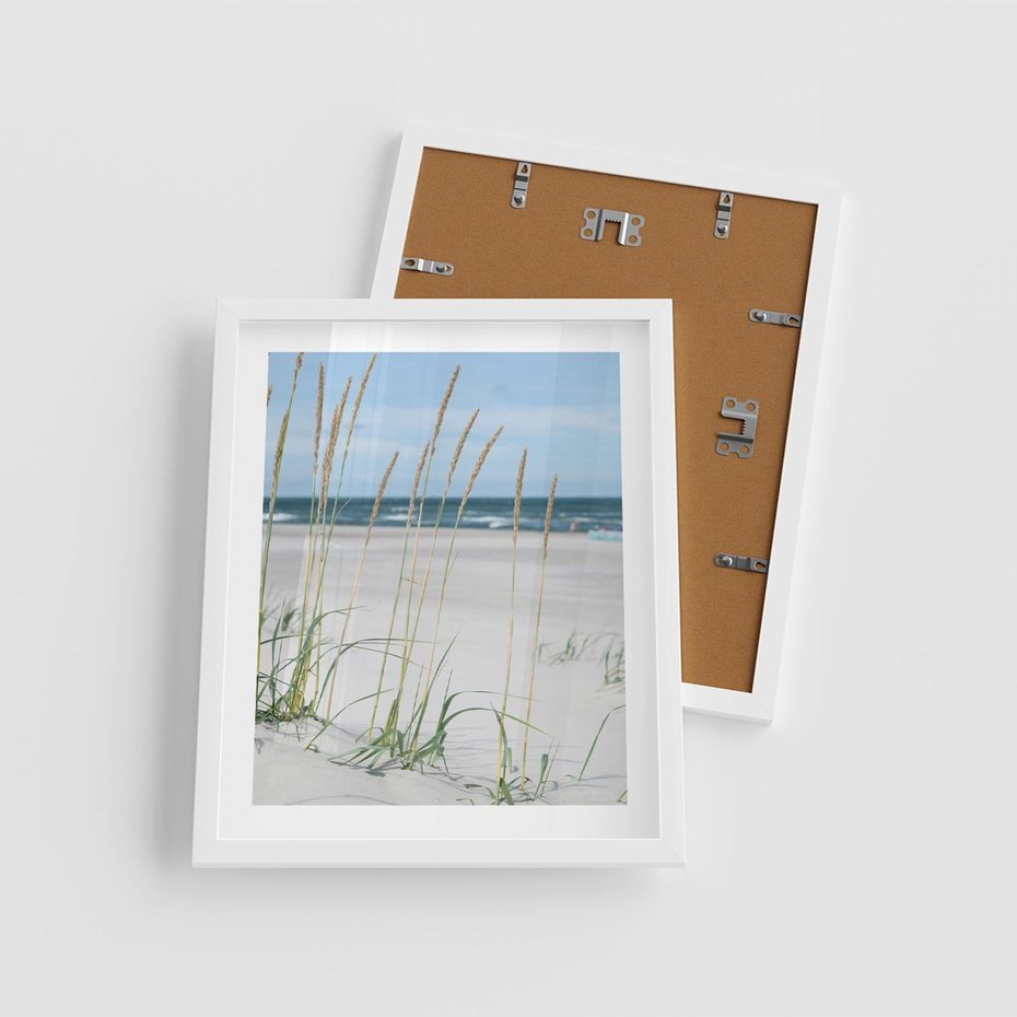 Plakat w ramie 40x50 - Przytulna Śródziemnomorska Trawa - plaża, trawy - rama biała