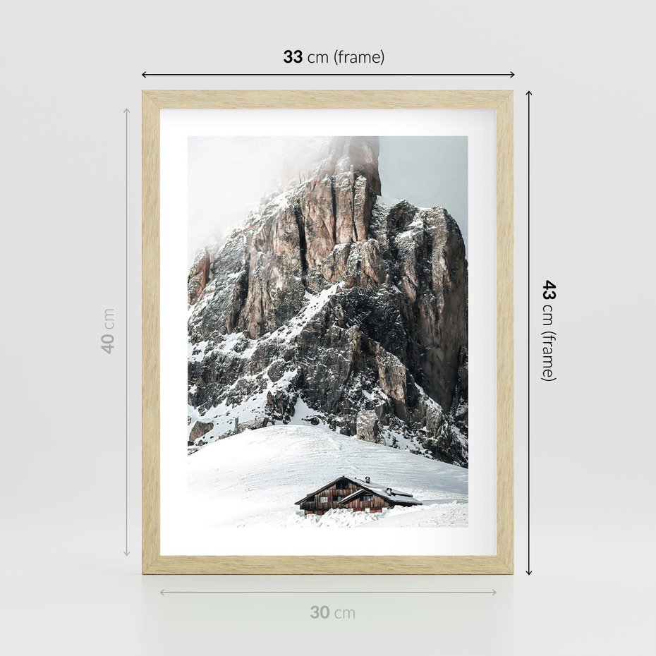 Plakat w ramie 30x40 - Górski Raj z Chatką - górskie szczyty, ośnieżone góry - rama drewno