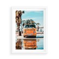 Plakat w ramie 50x70 - Wakacje na Kółkach - kamper, deski surfingowe na dachu - rama biała