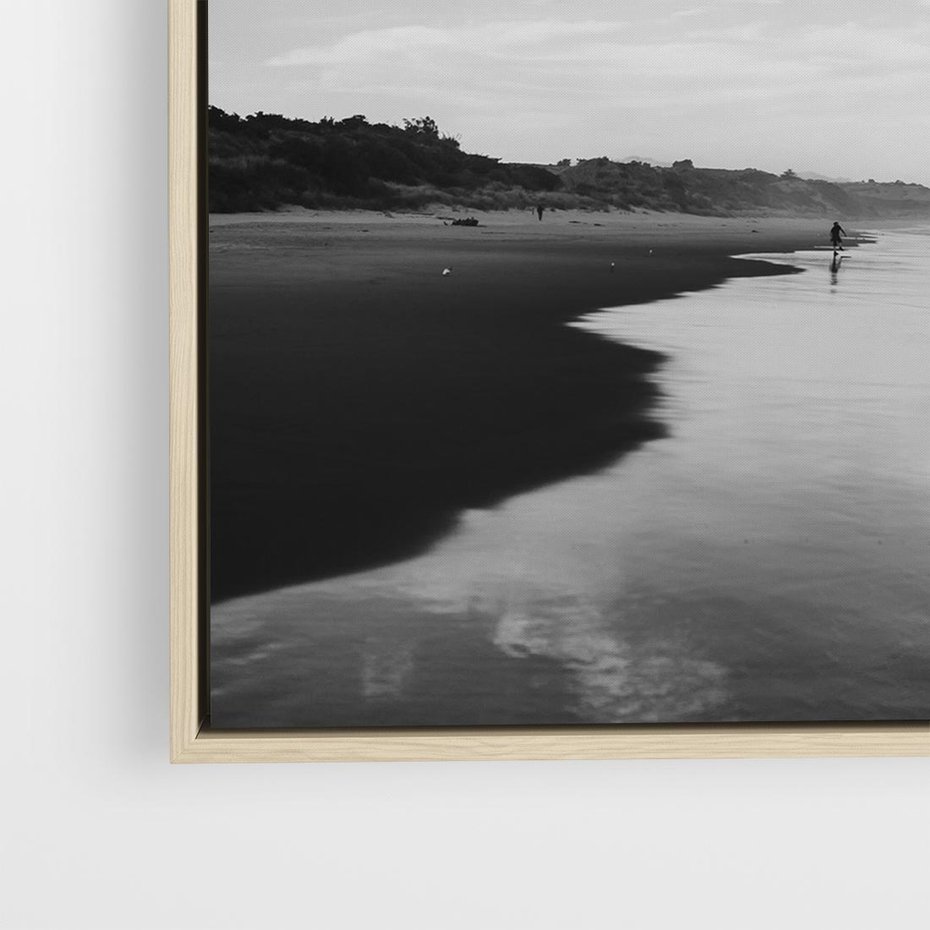 Obraz w ramie 80x80 - Nadmorska Melodia - czarno białe zdjęcie, plaża - rama drewno