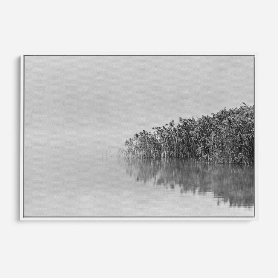 Obraz w ramie 120x80 - Mglisty Brzeg Jeziora - czarno białe zdjęcie, zamglone jezioro - rama biała