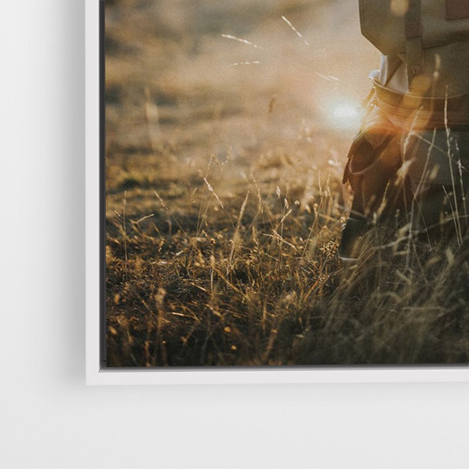 Obraz w ramie 80x120 - Podróżniczy bukiet na łące - plecak, podróż - rama biała