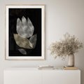 Plakat w ramie 50x70 - Nocne Uniesienia - abstrakcyjny kwiat, mroczna atmosfera - rama drewno