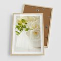 Plakat w ramie 50x70 - Subtelność białych frezji - frezja, białe - rama drewno