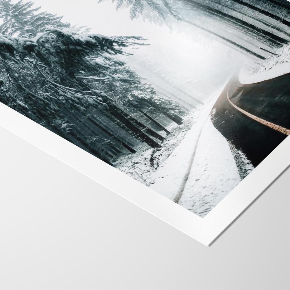 Plakat bez ramy 21x30 - Droga przez Zimowy Las - drzewa, śnieg