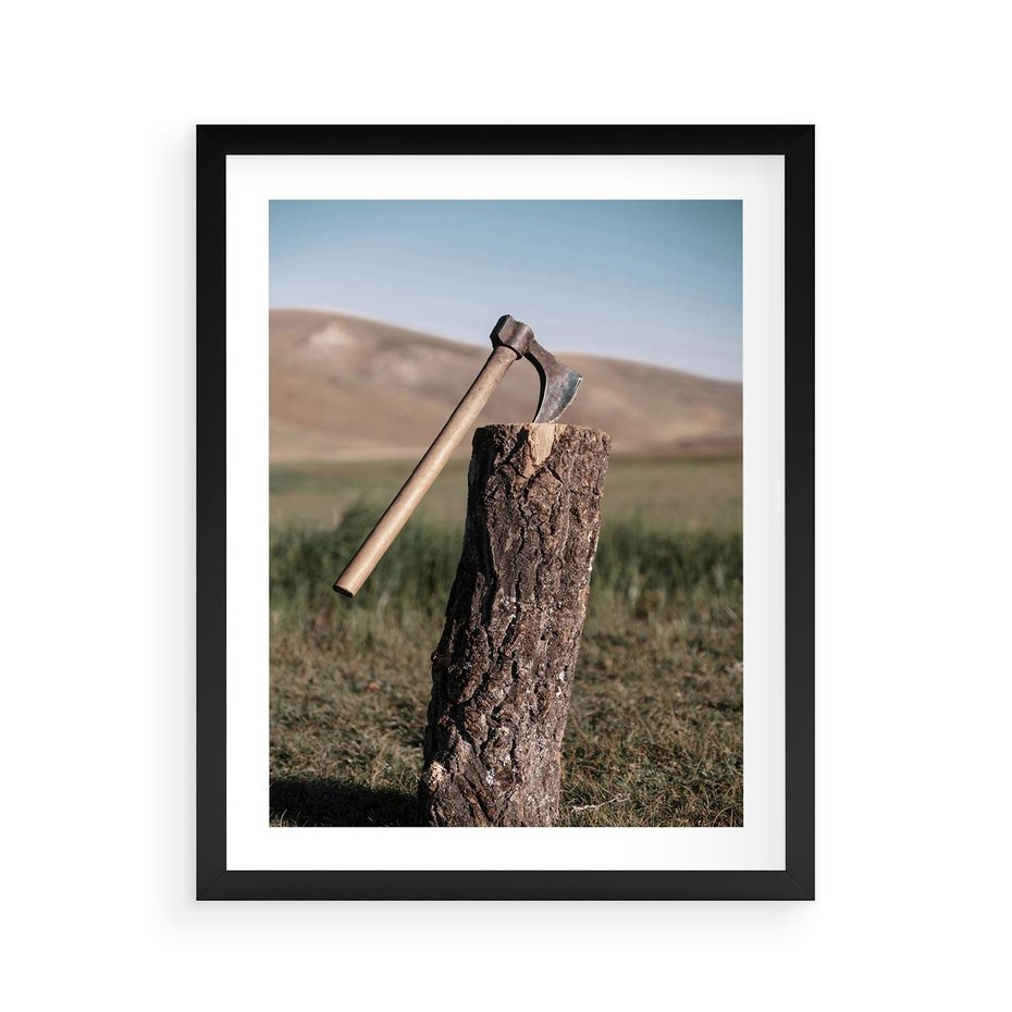 Plakat w ramie 40x50 - Rustykalna Praktyczność: Fotografia Siekiery - rustykalna fotografia, siekiera wbita w pieniek - rama czarna