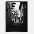 Obraz w ramie 50x70 - Ukryta Uliczka - czarno białe zdjęcie, schody - rama czarna