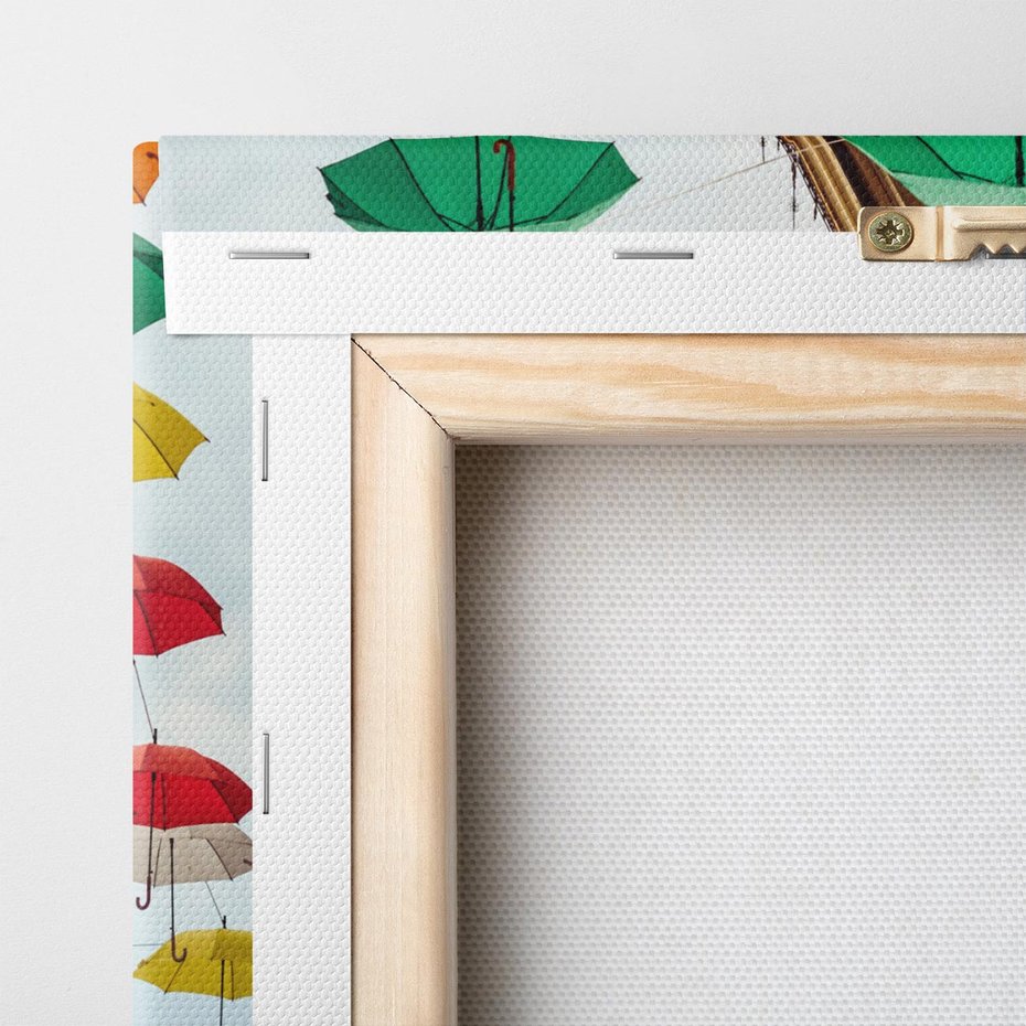 Obraz na płótnie 90x30 - Barwna symfonia wyobraźni - fotografia, kolorowe parasolki podwieszone nad ulicą