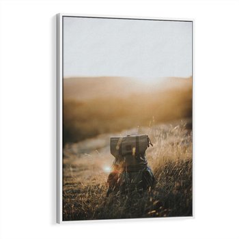 Obraz w ramie 80x120 - Podróżniczy bukiet na łące - plecak, podróż - rama biała