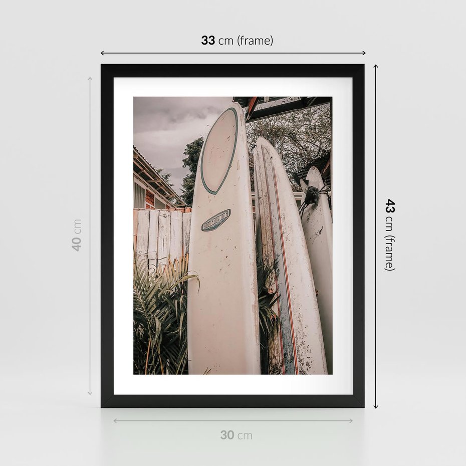 Plakat w ramie 30x40 - Deski Surfingowe czekają na Fale - deski surfingowe, stoją pod płotem - rama czarna