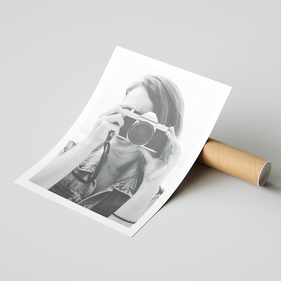 Plakat bez ramy 50x70 - Zrób mi Zdjęcie - fotografia, kobieta z aparatem